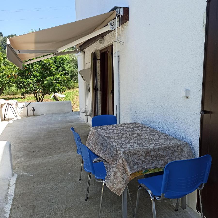 Εξοχική Κατοικία - Cottage Τίνα Líri Dış mekan fotoğraf